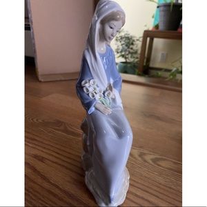 Lladro sitting girl with Lillies